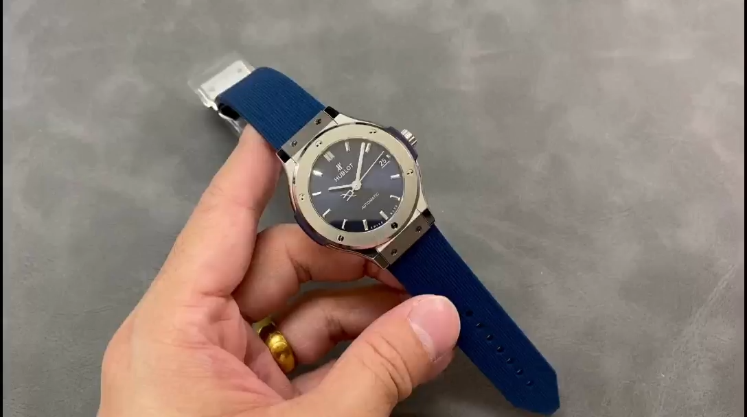 Hublot Classic Fusion 565.NX.7170.RX Lady 38 MM - Video