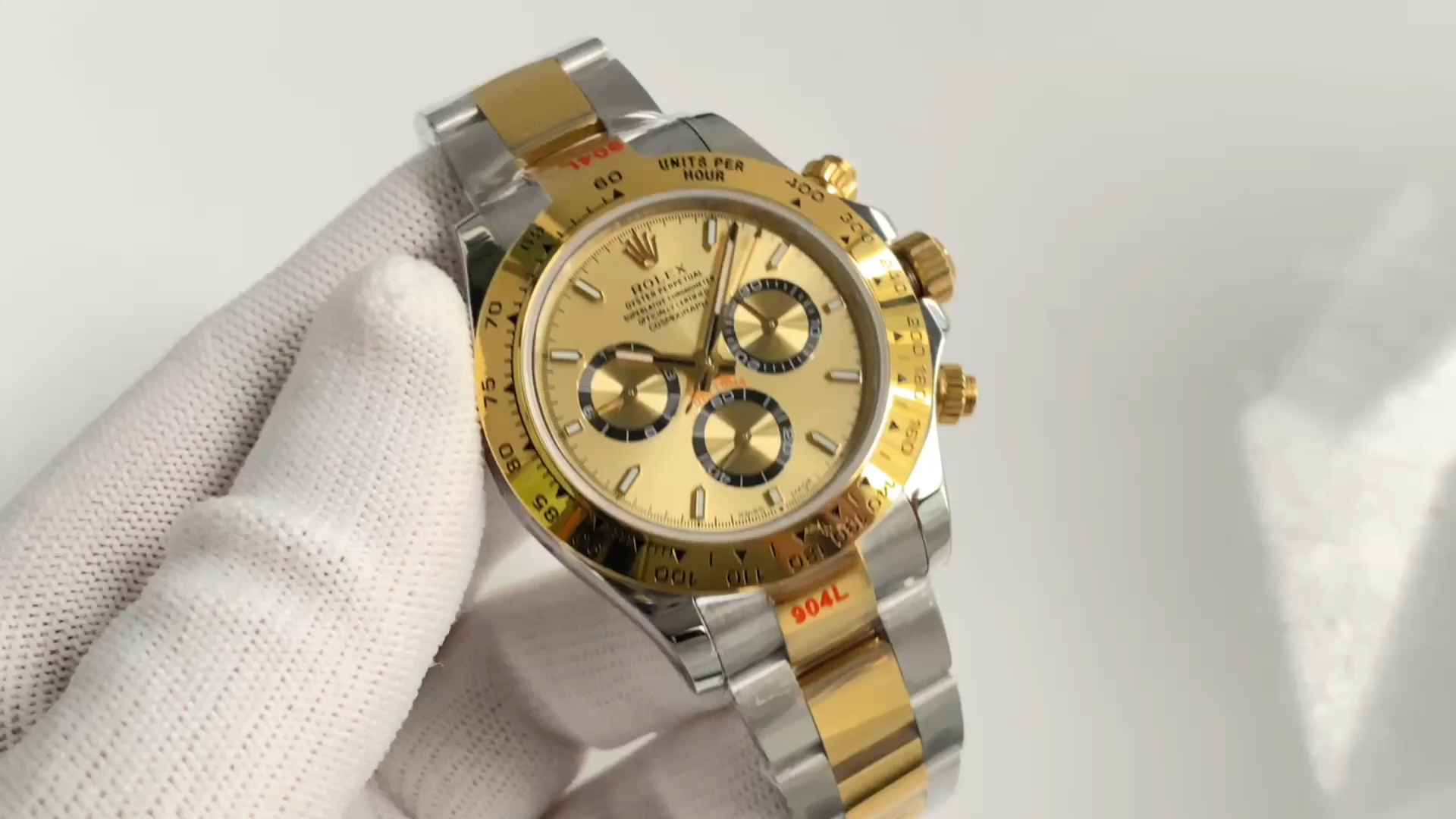 Rolex Daytona 126503 0004 video, side view in hand, two-tone bracelet. - Front view