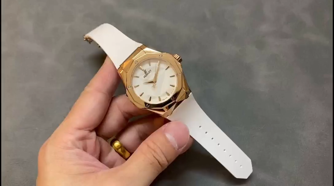 Hand-held strap view of the Hublot Classic Fusion 550.OS.2200.RW.ORL20 showing the white rubber texture. - Video