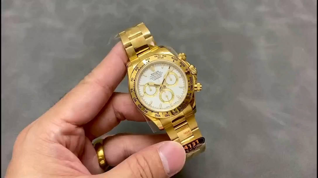 Video of Rolex Daytona 116528 showing white dial and yellow gold bracelet. - Video