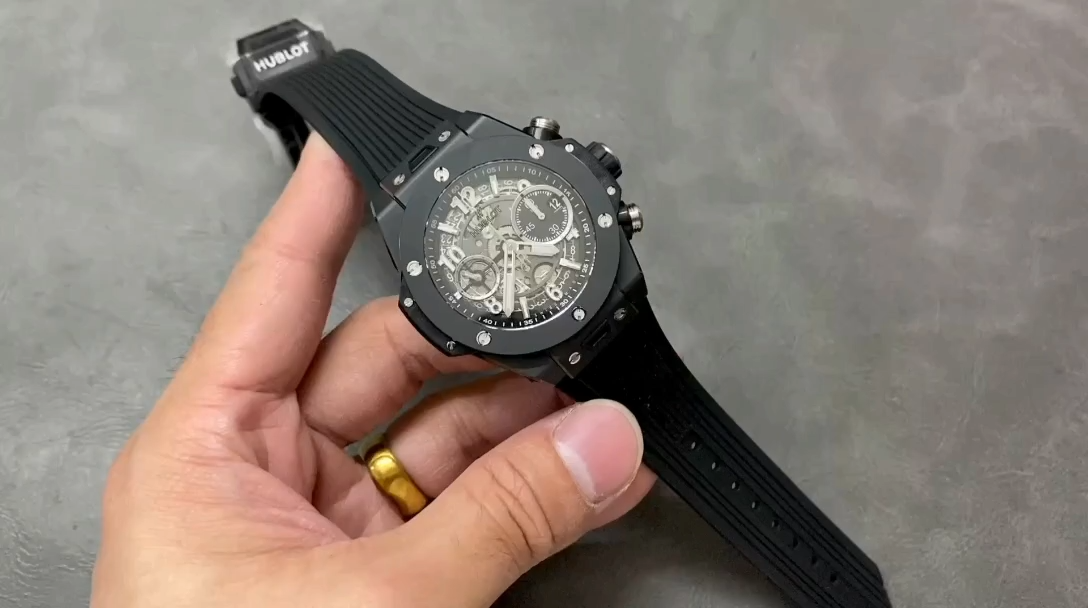 Black strap close-up of Hublot Big Bang 421.NL.5170.RX showing rubber texture and buckle. - Video