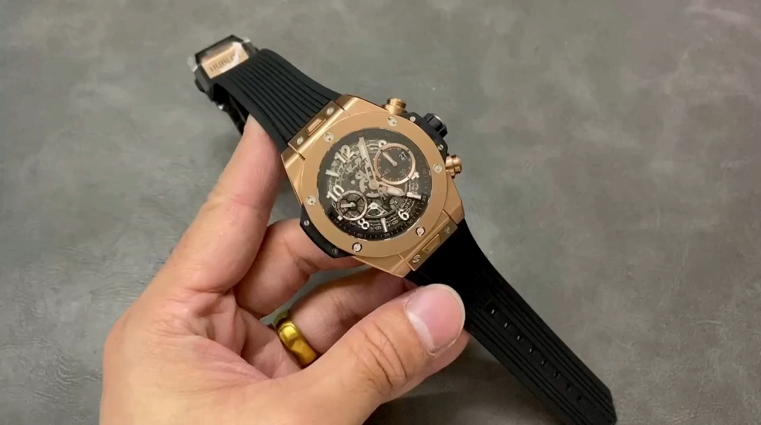 A full image of the Hublot Big Bang 421.NL.5170.RX, showing the black rubber strap. - Video