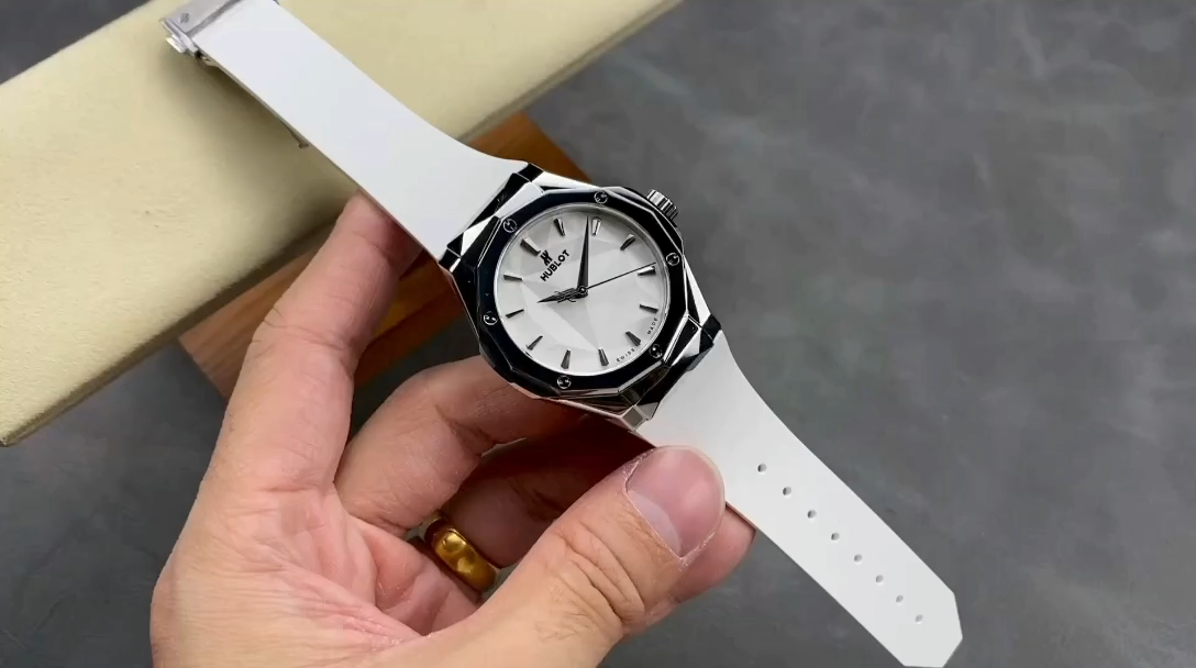 Hand-held view of the Hublot Classic Fusion 550.NS.2200.RW.ORL20 focusing on the white rubber strap. - Video