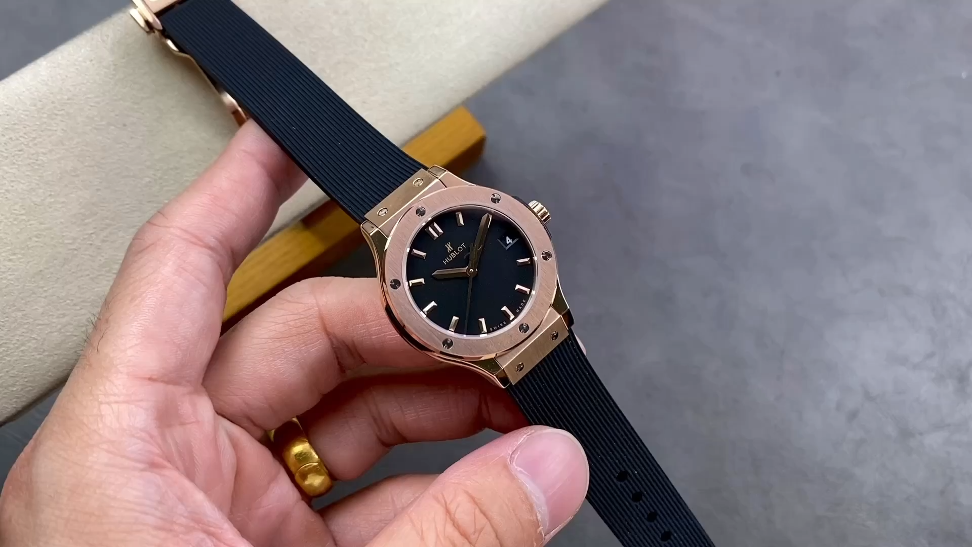 Handheld video of the Hublot Classic Fusion King Gold 542.OX.1181.RX, showing case and strap. - Video