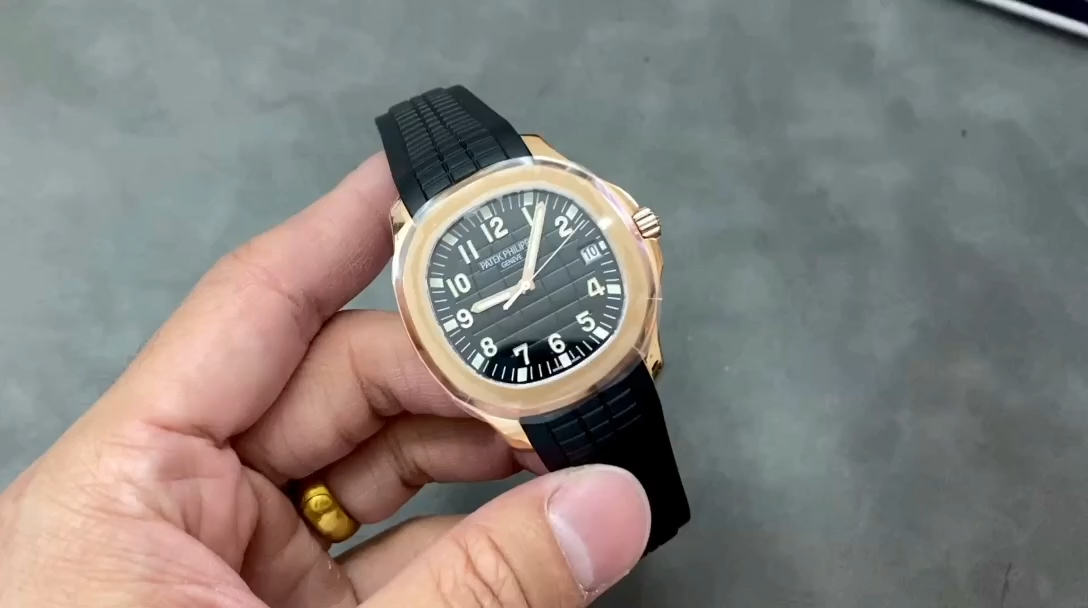 Video: hand-held Patek Philippe Aquanaut 5167R-001 showing blue rubber strap texture and case shine. - Video