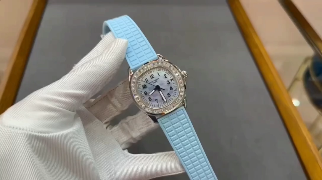 Video: hand-held Patek Philippe Aquanaut 5072G-001 showing strap texture and diamond bezel sparkle. - Video
