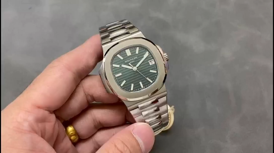Replica Patek Philippe Nautilus 5711 1A Green Dial 40mm Mens Watch