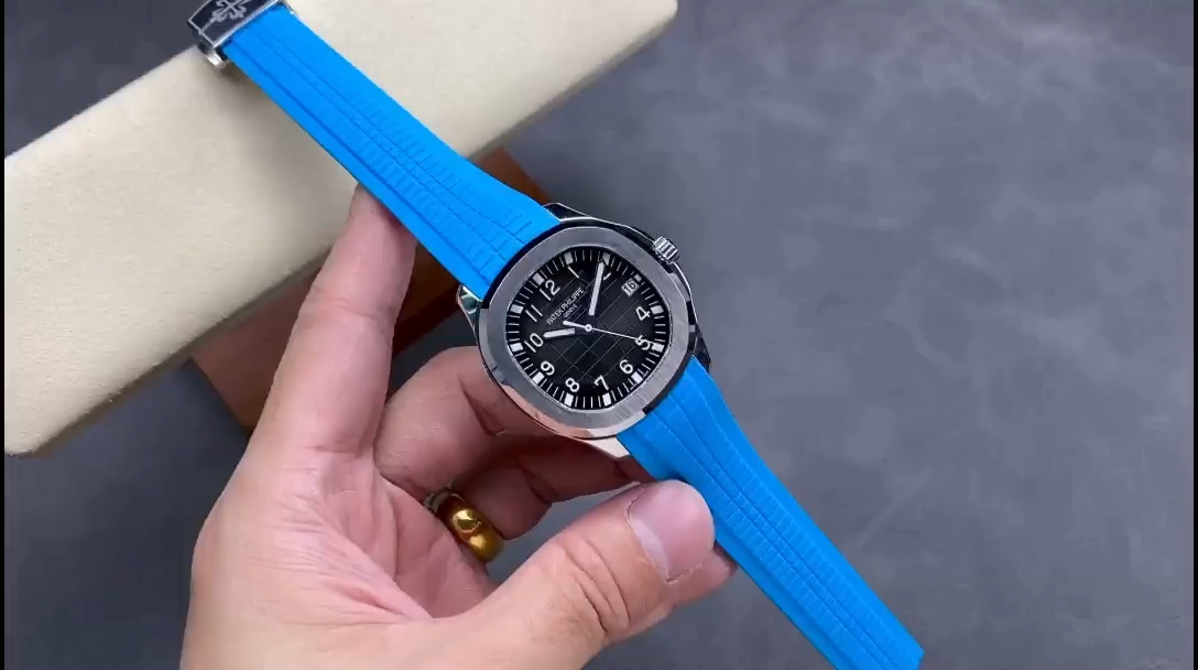 Video: hand-held Patek Philippe Aquanaut 5167A-001 showing blue rubber strap and case finish. - Video