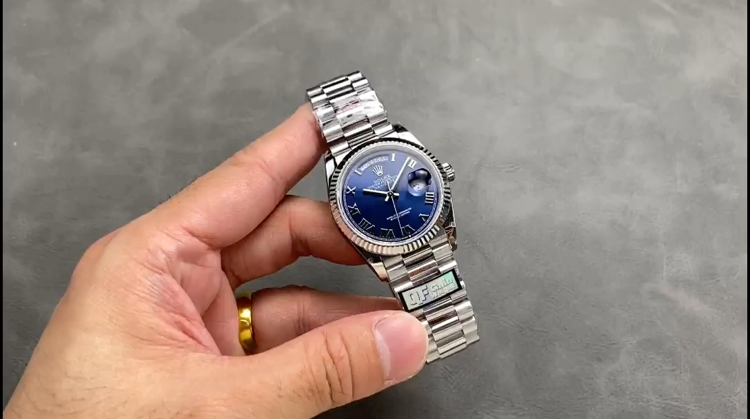 Video showing a hand holding Rolex Datejust 41 m126334-0026 bracelet section. - Video