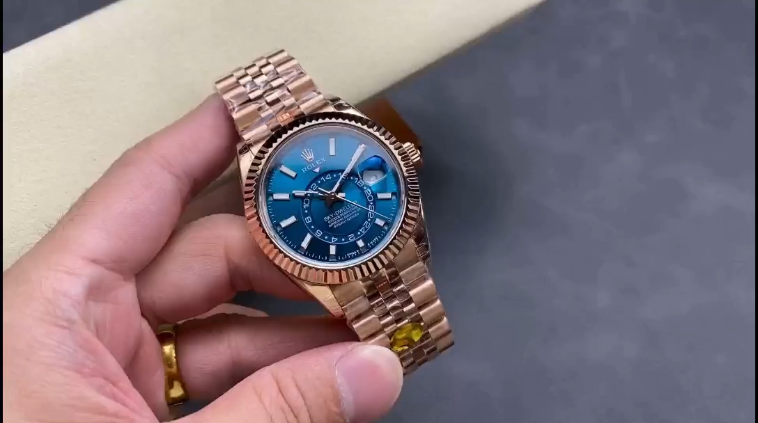 Rolex Sky Dweller in 18 kt Everose gold m336935 0001 42mm - Video