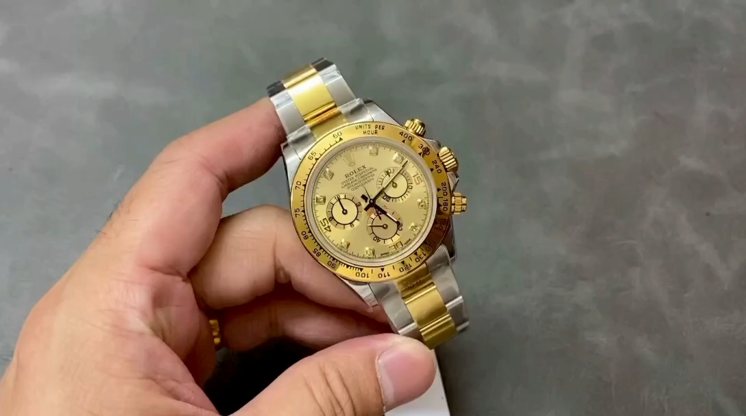 Video: hand holding Rolex Daytona 116503, champagne diamond dial visible. - Video