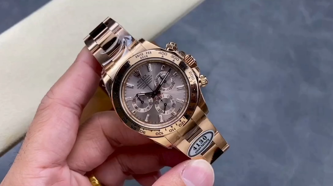 Video: hand holding Rolex Daytona m116505, sundust dial and Everose bracelet visible. - Video