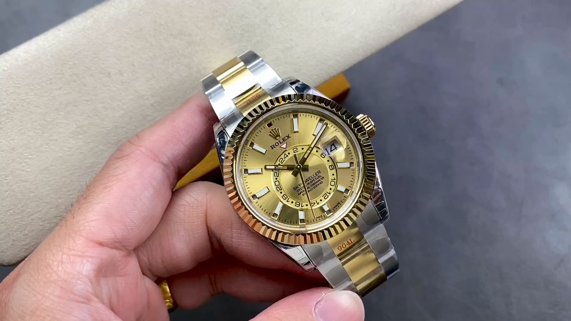 Rolex Sky Dweller Champagne Dial Yellow Gold 336933 0001 42mm - Video