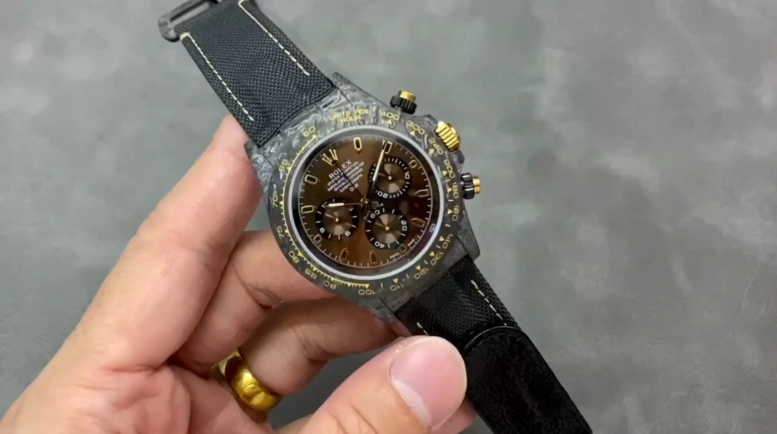 Rolex Daytona DIW 40mm, hand holding the black nylon strap, video preview . - Video