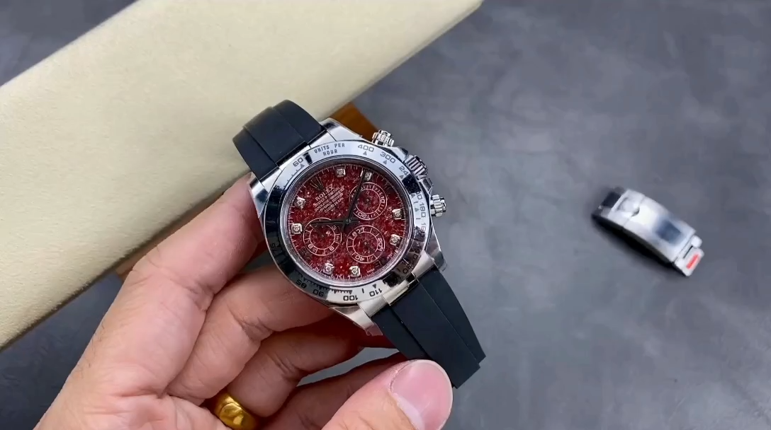 Rolex Daytona 116509, video showing a hand holding the watch for a quick overview. - Video
