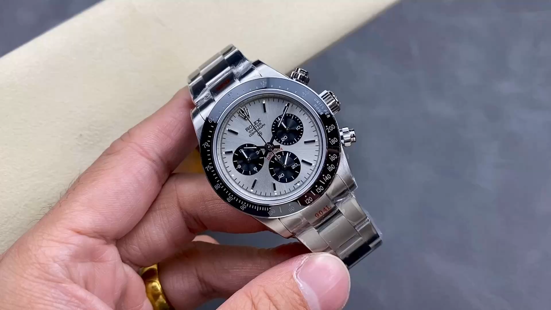 Rolex Daytona 6263 II, video showing the watch held up for a quick overview. - Video