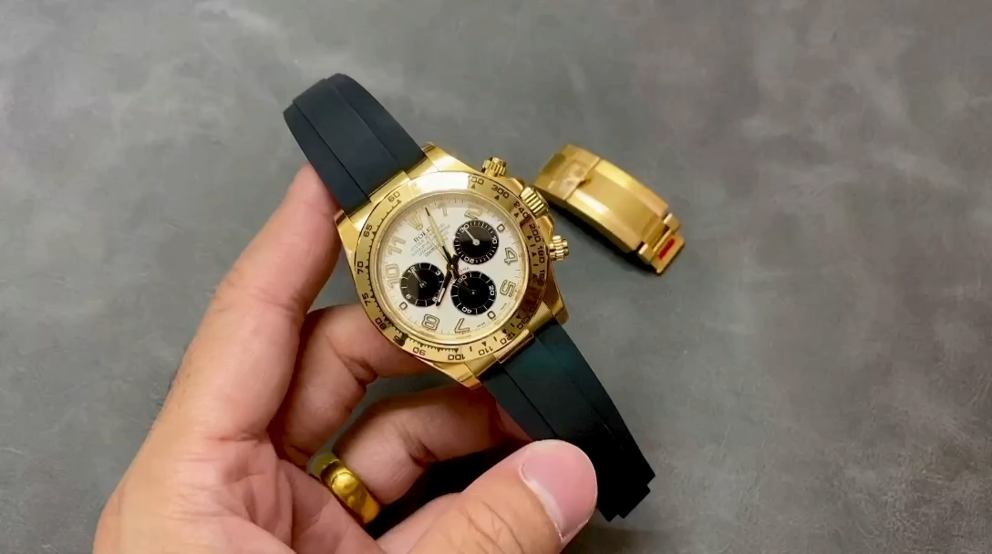 Rolex Daytona 116518, video showing the watch held for a quick overall view. - Video