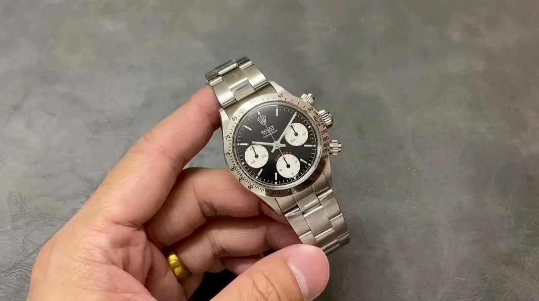 Rolex Daytona 6265, video showing the watch held in hand, black dial with white subdials. - Video