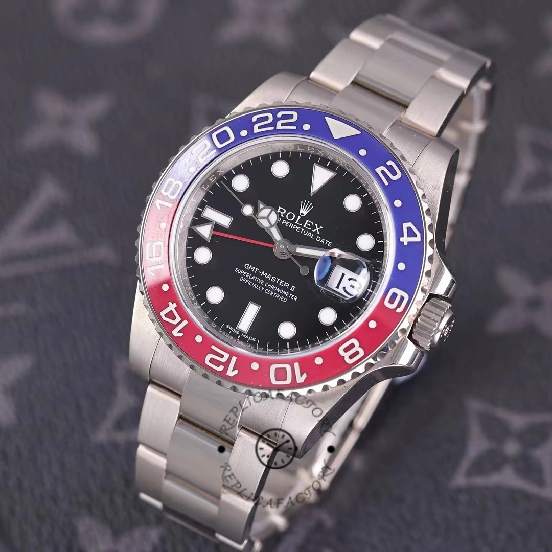 Rolex GMT-Master II 116719BLRO side angle, case profile and bracelet links, close-up.