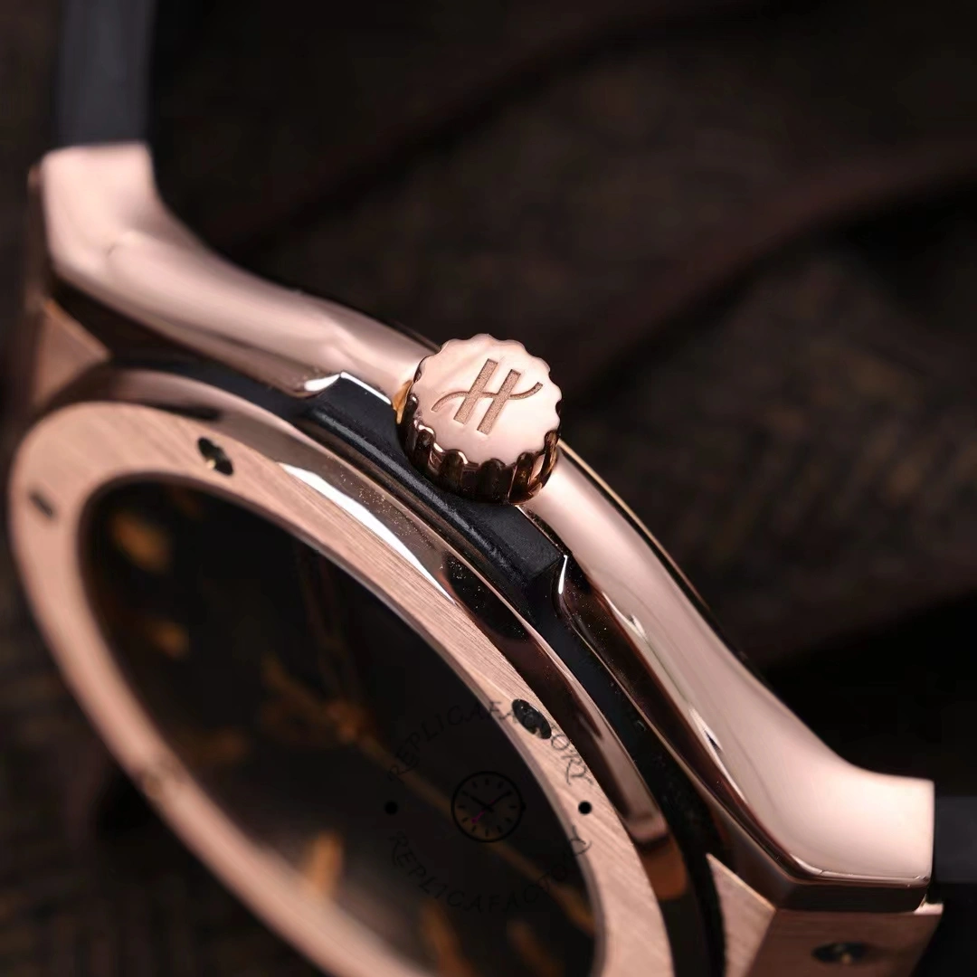Side profile of the Hublot Classic Fusion King Gold 542.OX.1181.RX, showing the case thickness and crown.