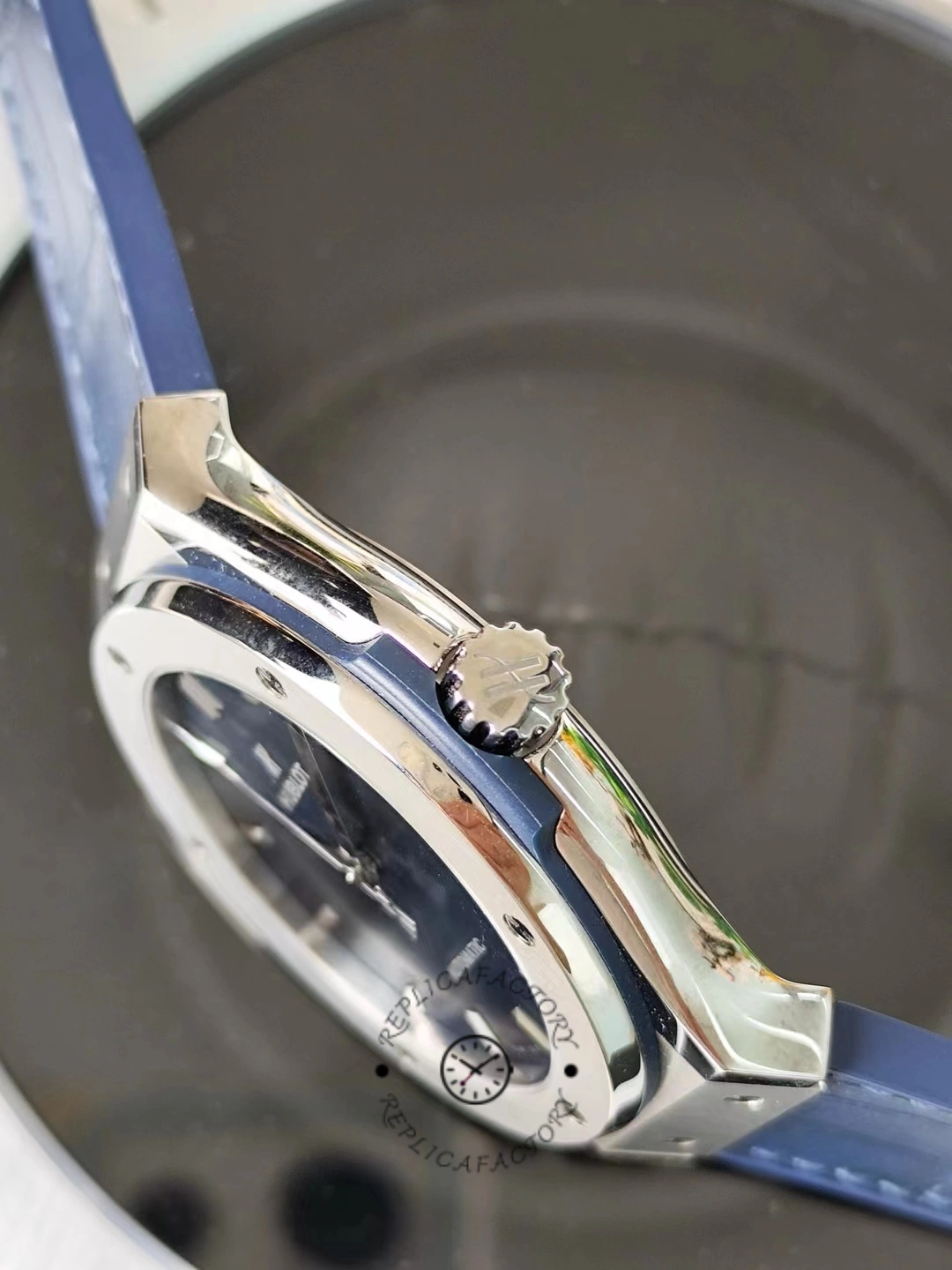 Side angle of Hublot Classic Fusion 542.NX.7170.LR showing crown, case profile and strap connection.