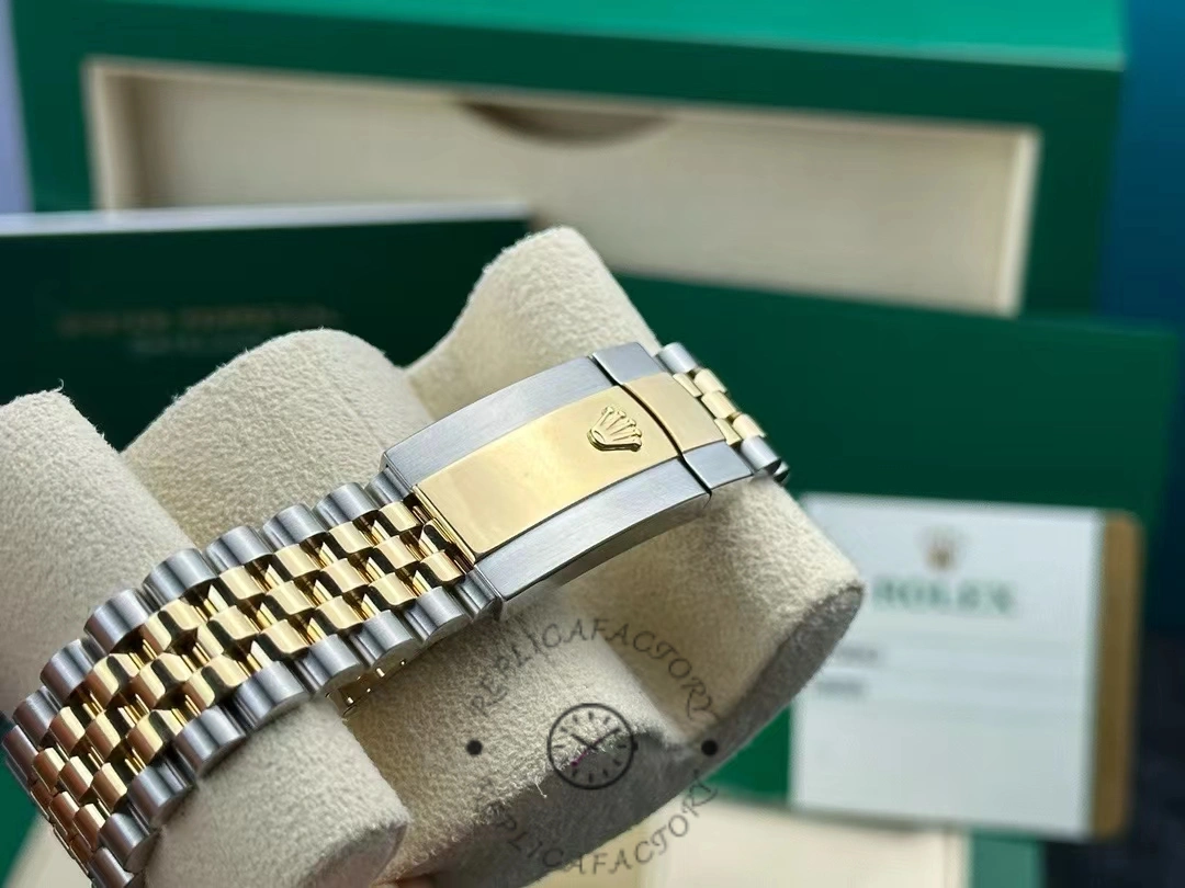 Replica Cartier Ballon Bleu W6920071 Strap view