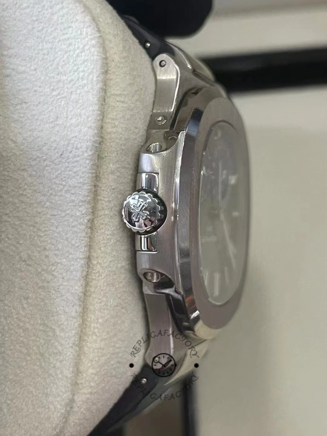 Replica Patek Philippe Nautilus 5712G 001 40mm Mens Watch - Replica Factory