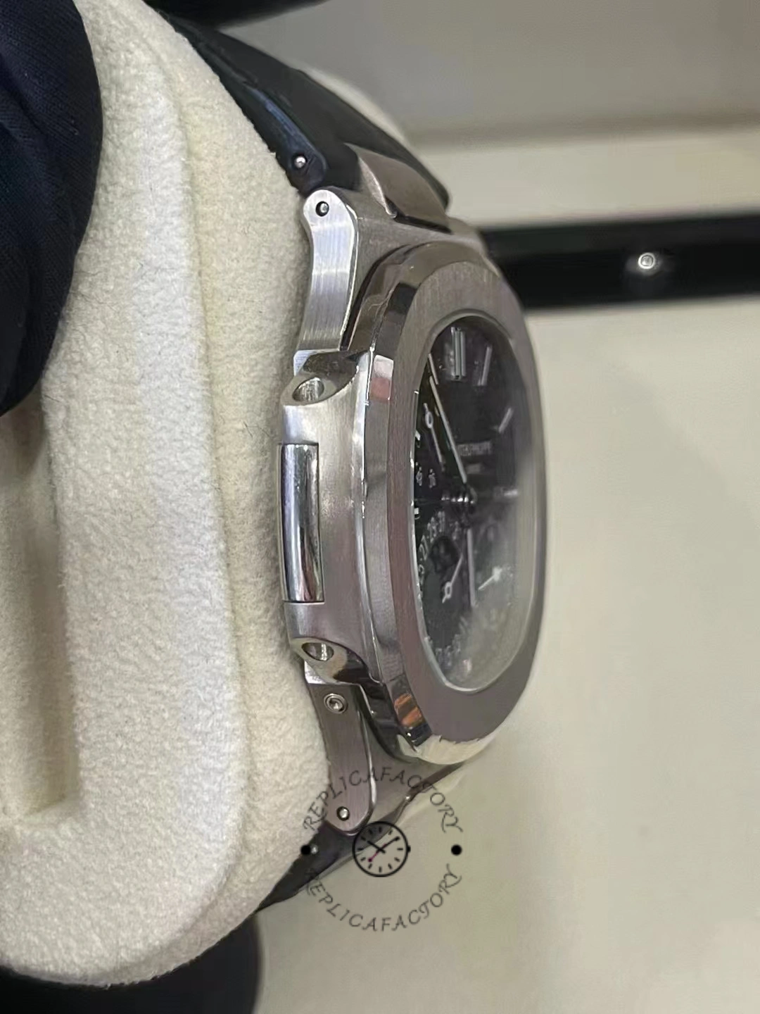 Replica Patek Philippe Nautilus 5712G 001 40mm Mens Watch - Replica Factory