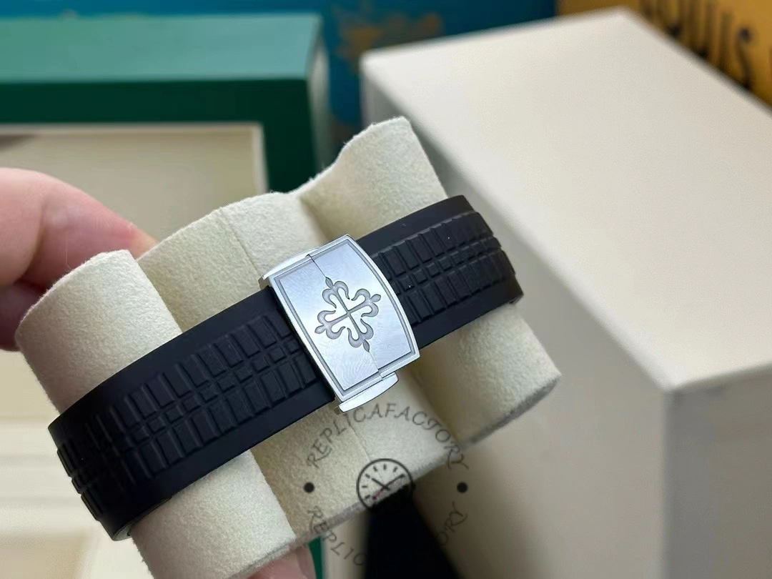 Replica Patek Philippe Aquanaut 5167A 001 strap real shot