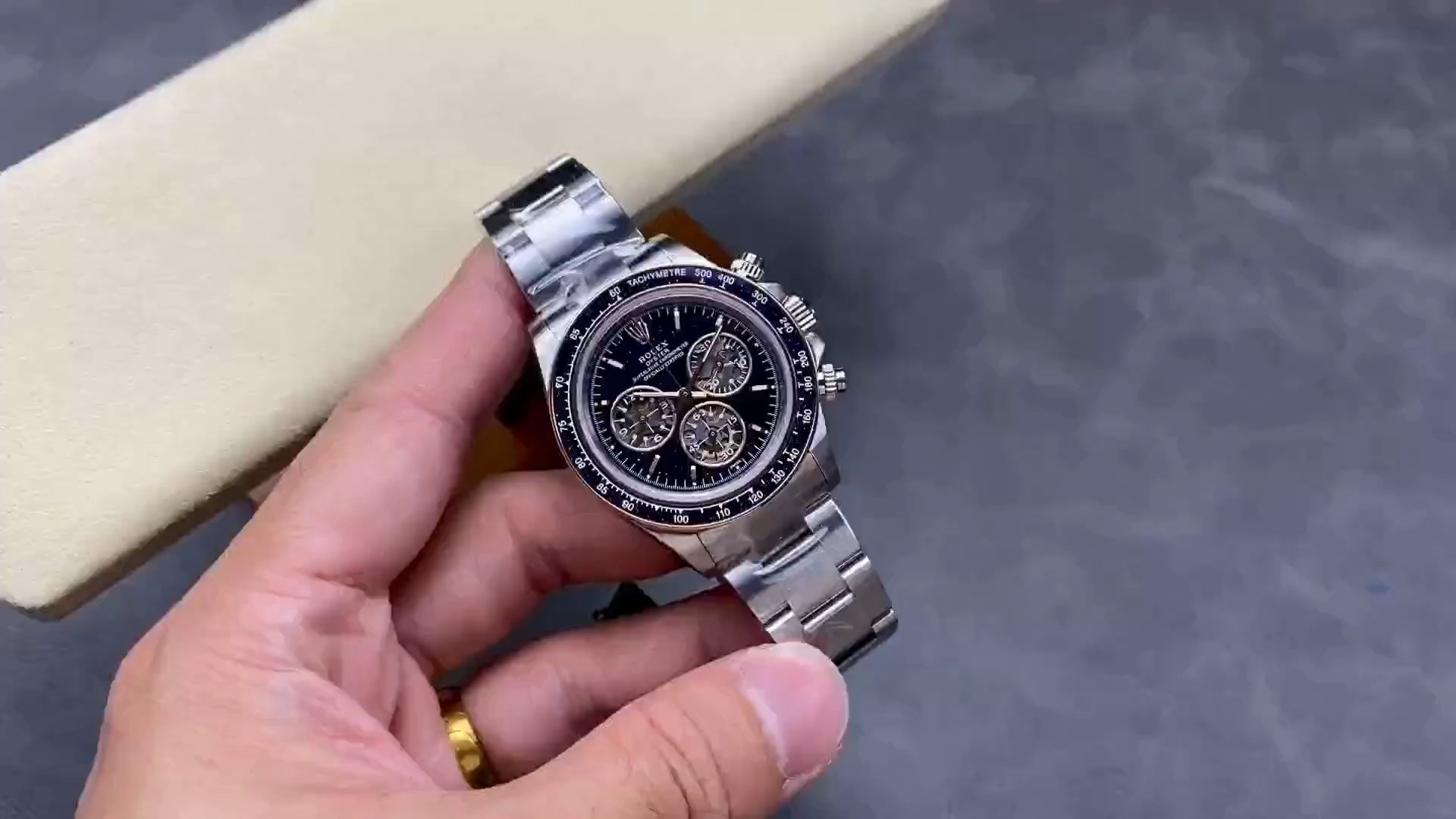 Rolex Daytona 116500 “Ventura”, video showing the watch held for a quick overview. - Video