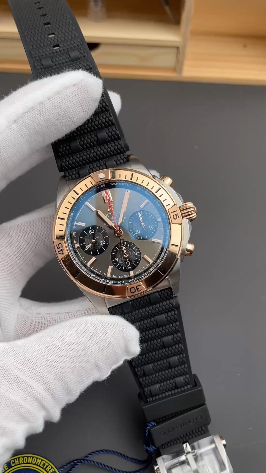 Breitling Chronomat B01 42 UB0134101B1S1, video showing dial and black rubber strap. - Video