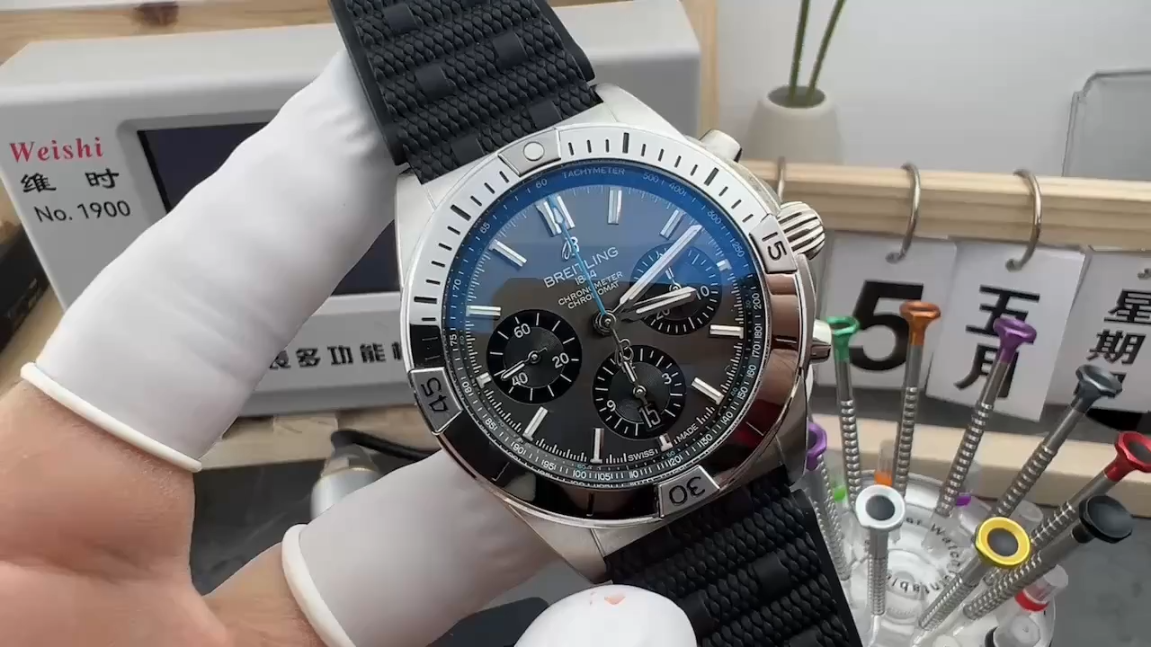 Video: hand-held Breitling Chronomat B01 EB0134101M1S1 showing dial, bezel tabs, and pushers. - Video
