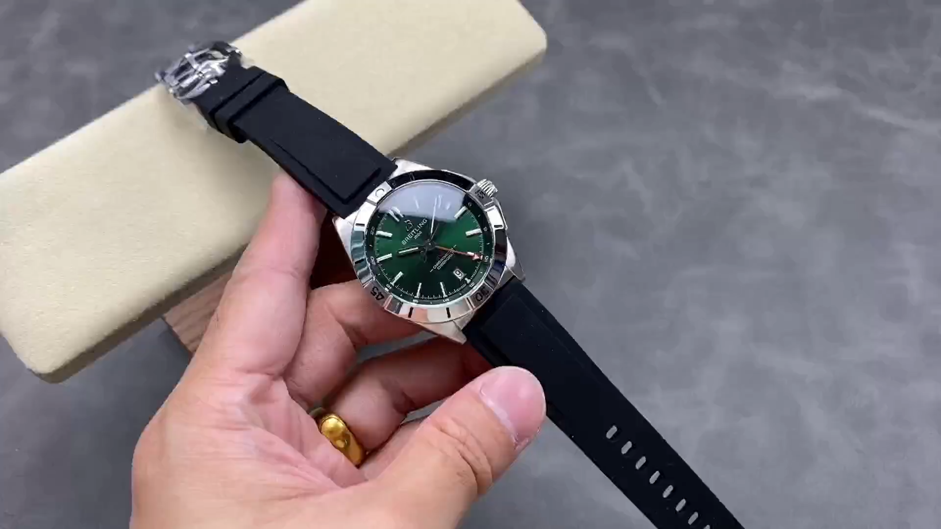 Breitling Chronomat GMT 40 A32398101L1A1, video showing green dial and black rubber strap on cushion. - Video