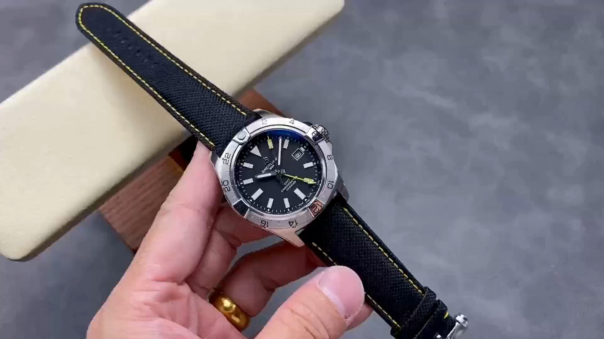 Breitling Avenger GMT 44MM Yellow Pointer A32320101B1X1 Replica