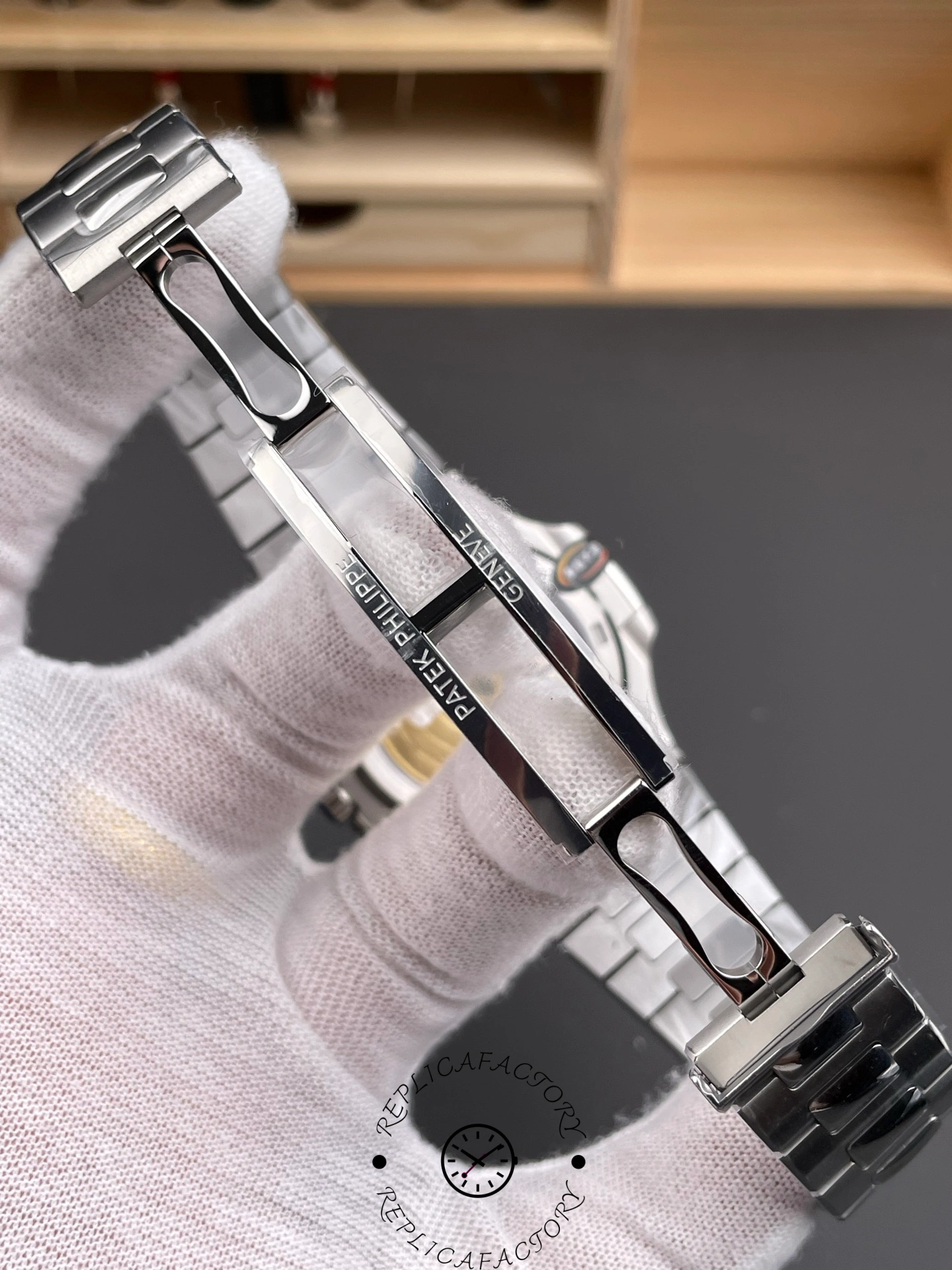 A diagram showing the unfolded clasp of the Patek Philippe Nautilus 5711/1A, revealing the finish of the folding clasp and bracelet.