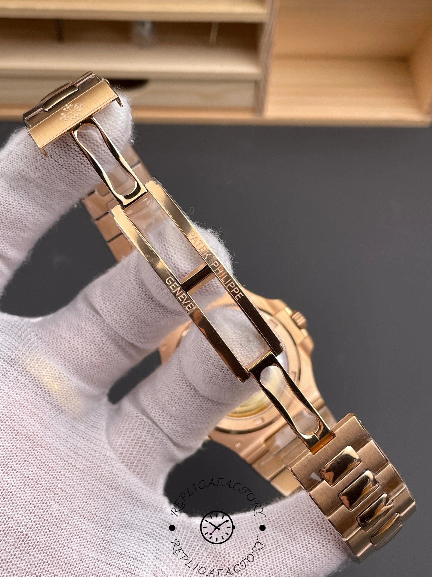 The Patek Philippe Nautilus 5711/1R-001 features an open clasp side view, revealing the folding clasp and bracelet finish.