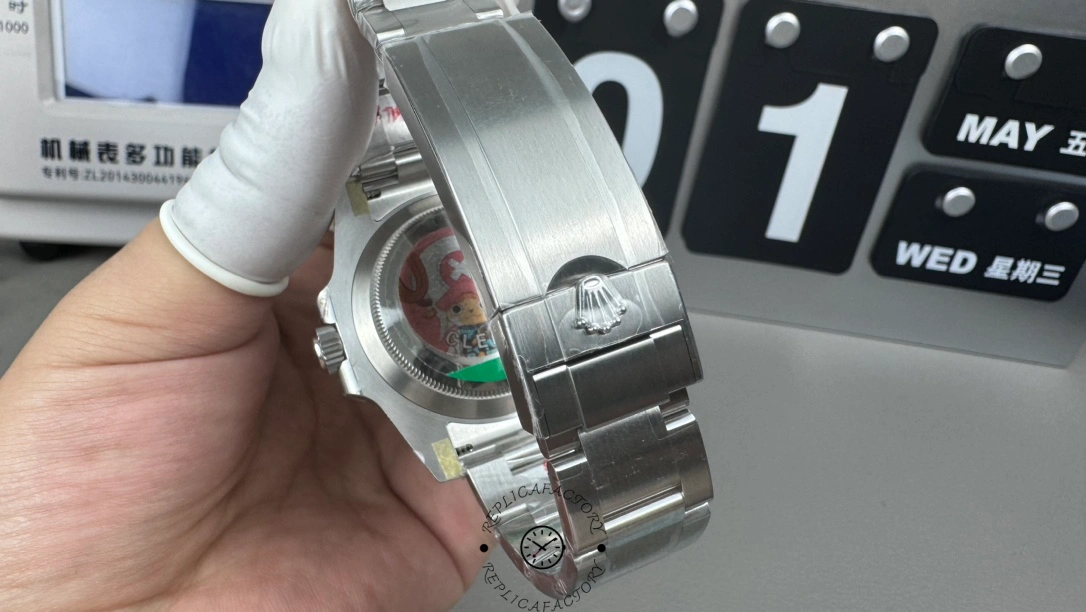 Rolex Submariner 116610LV, bracelet clasp close-up, Oyster clasp detail.