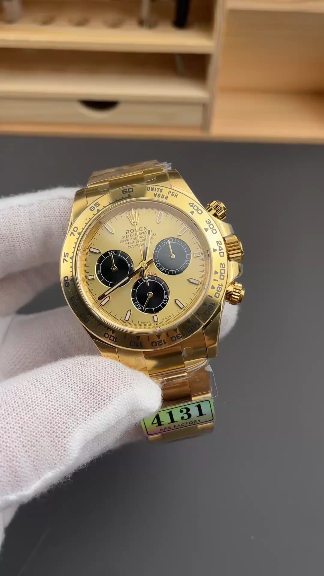 Video of Rolex Daytona 126508, hand-held shot focusing on bracelet and clasp.