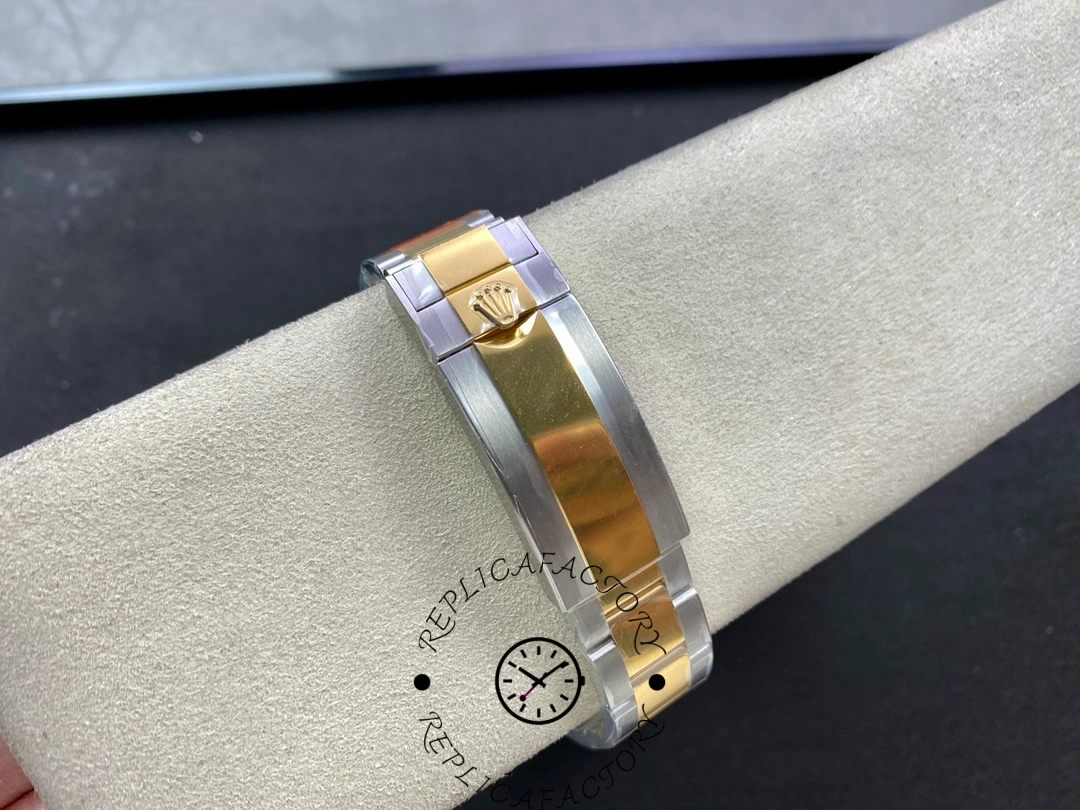 Rolex Submariner 126613LB clasp and bracelet detail, polished center links and closure.