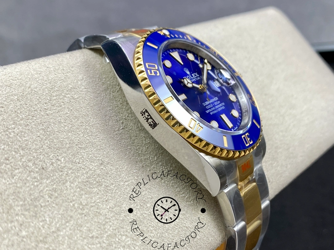 Rolex Submariner 126613LB side profile, case thickness and bezel edge teeth detail.