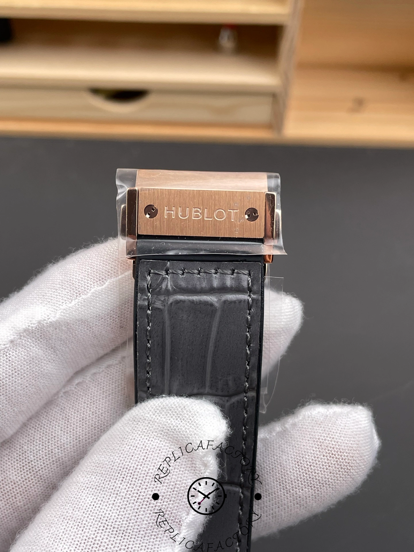 Deployant clasp close-up of Hublot 511.OX.7081.LR showing folding clasp hardware.