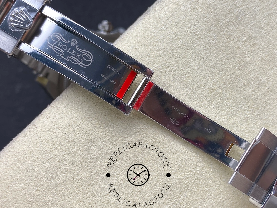 Rolex Daytona M126500LN-0001 bracelet link close-up, polished center links and finish detail.