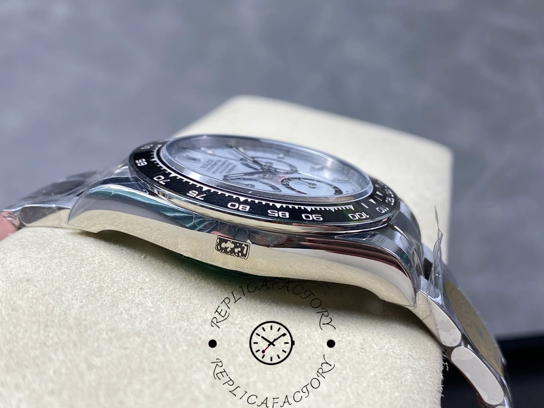 Rolex Daytona M126500LN-0001 side profile, case thickness and bezel edge detail.