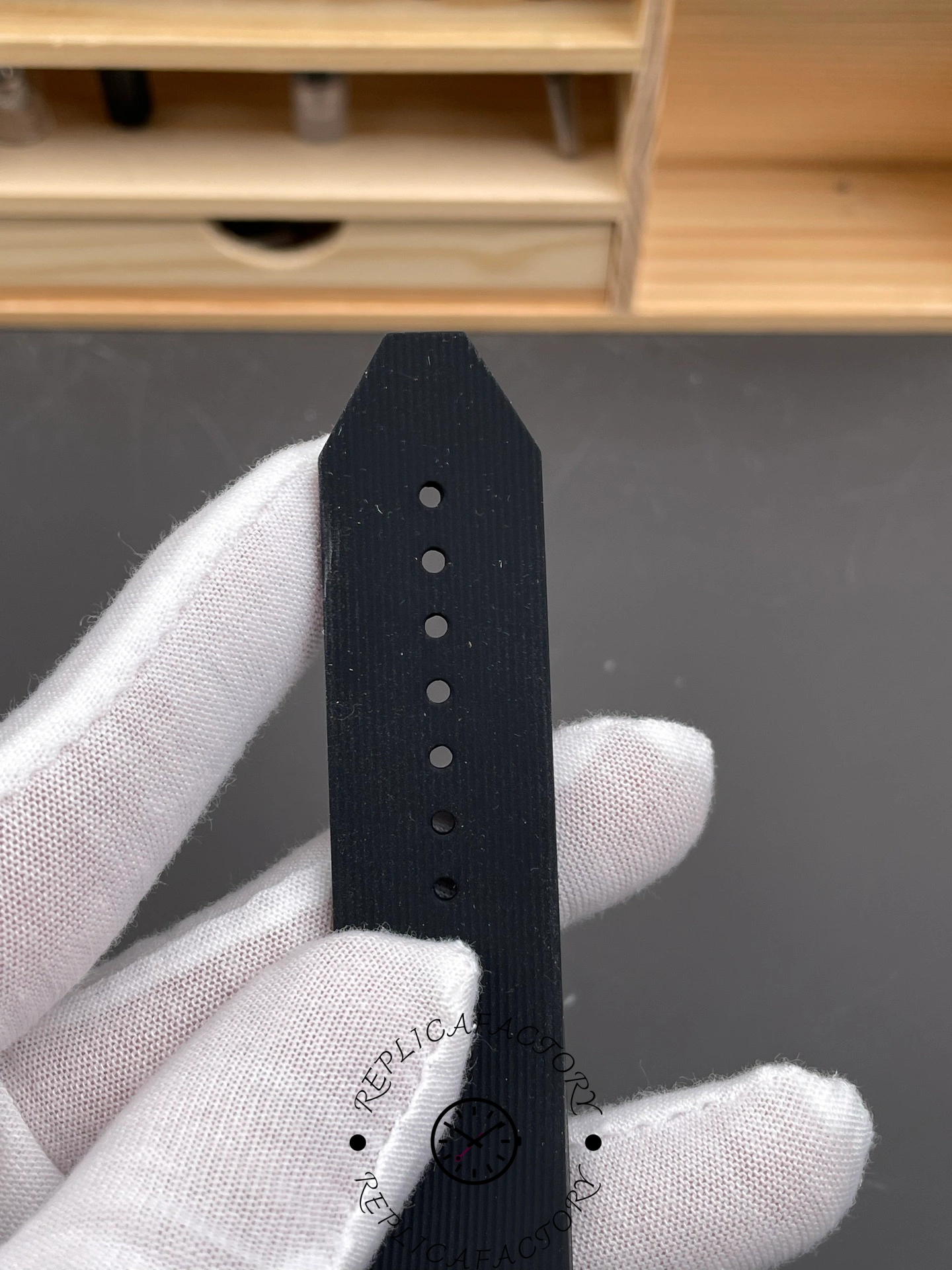 Strap holes and fit view of Hublot Classic Fusion 542.NX.1171.RX, rubber strap sizing shown.