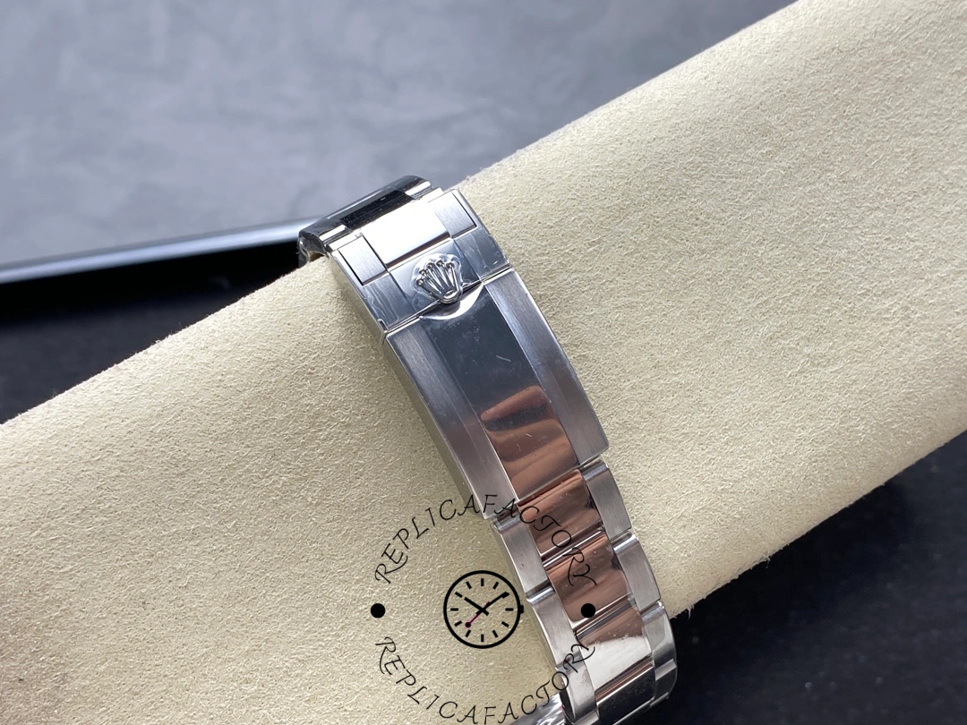 Bracelet clasp detail of Rolex Cosmograph Daytona m126500ln-0002 showing clasp finish.