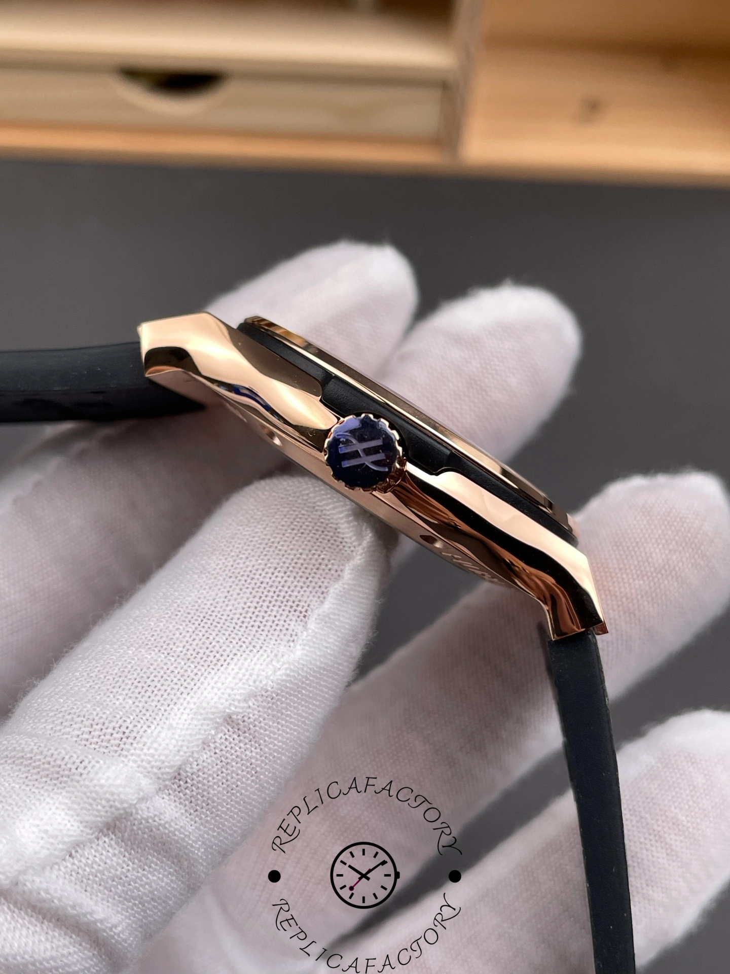 Side profile of Hublot 511.OX.7081.LR showing the slim case edge and crown.
