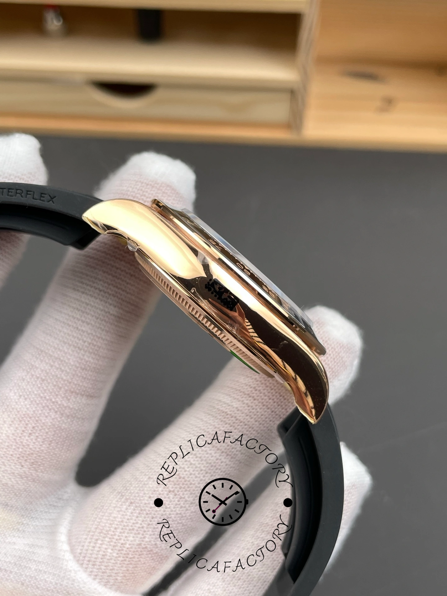 Side profile of the Rolex Daytona Everose Rubber 126515LN 0004 showing case thickness and curve.