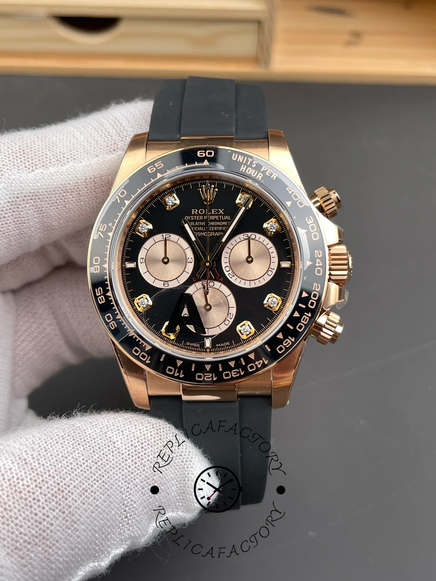 Front view of the Rolex Daytona Everose Rubber 126515LN 0004, Everose case on Oysterflex strap.