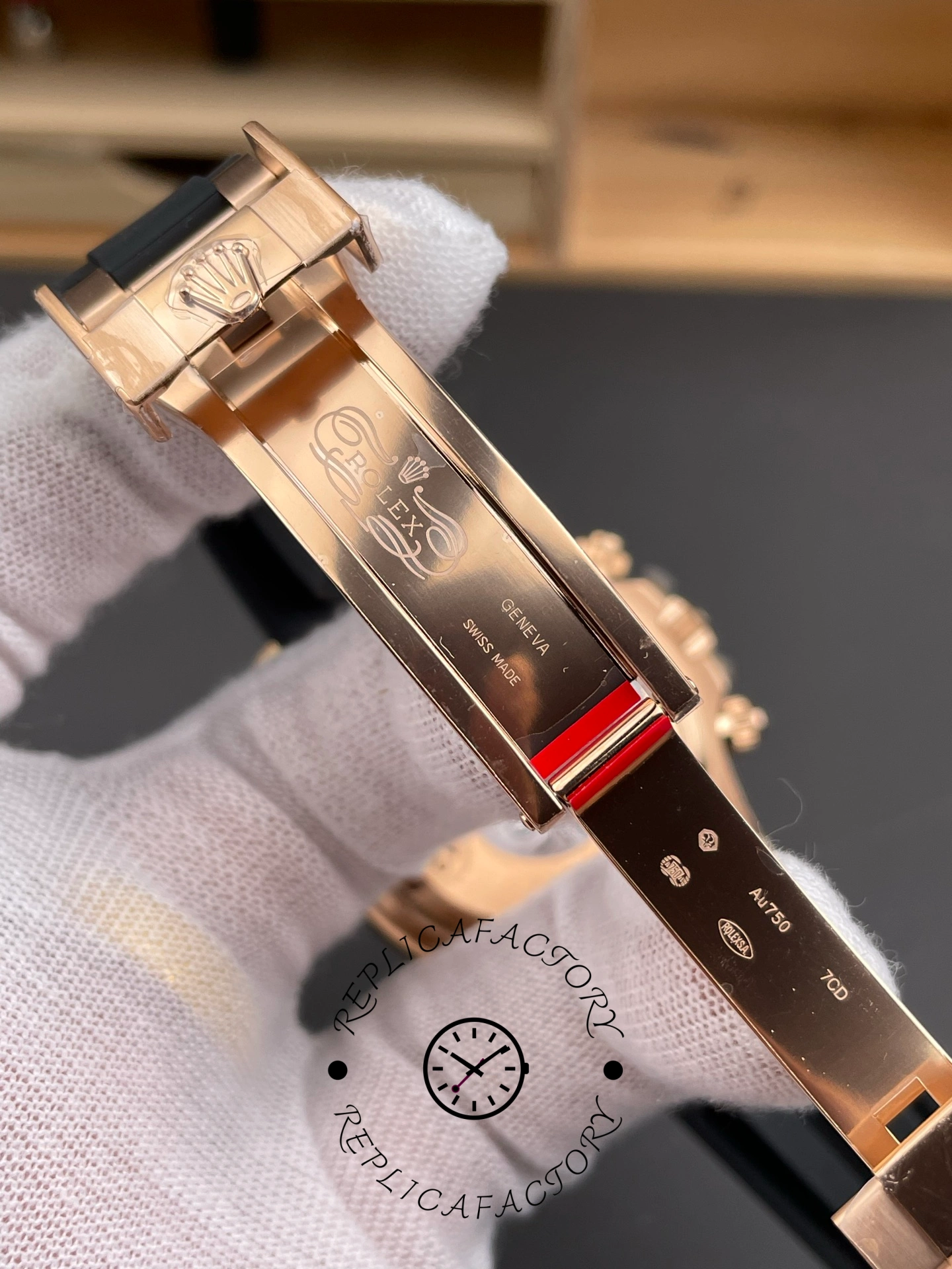 Strap and clasp detail of the Rolex Daytona Everose Rubber 126515LN 0004, Everose clasp visible.