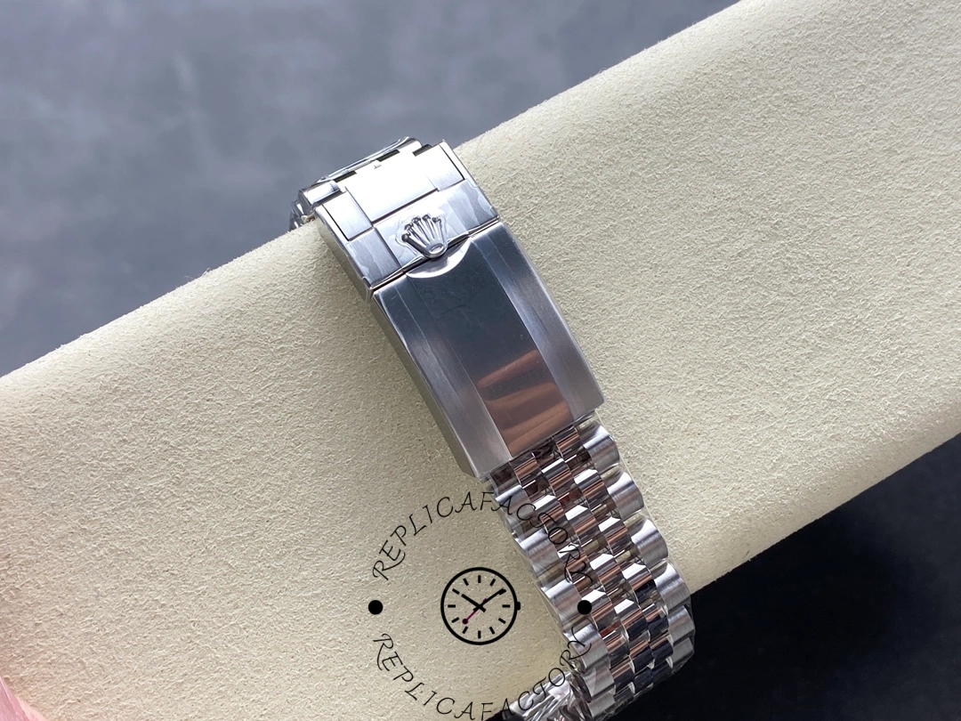 Rolex GMT-Master II 126710BLRO, bracelet clasp view showing clasp and link finish.